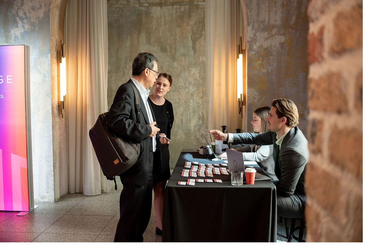 Arrival and registration at an Innovatus Media executive session